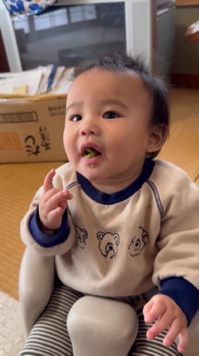 パンを食べる赤ちゃん