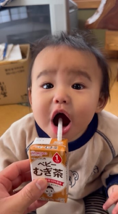 口を開ける赤ちゃん
