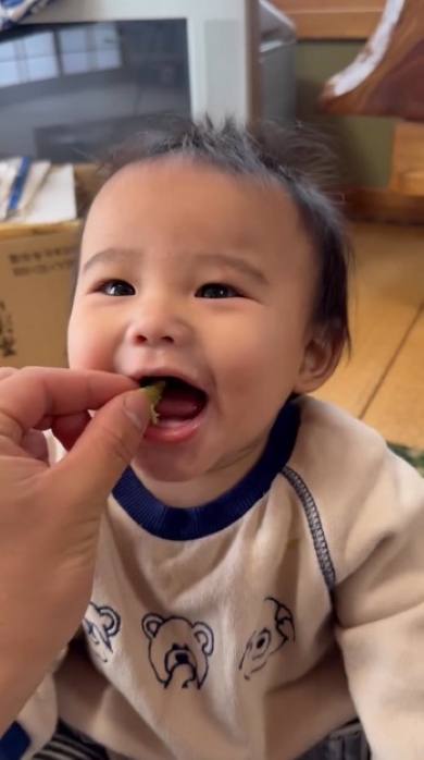 パンを食べる赤ちゃん