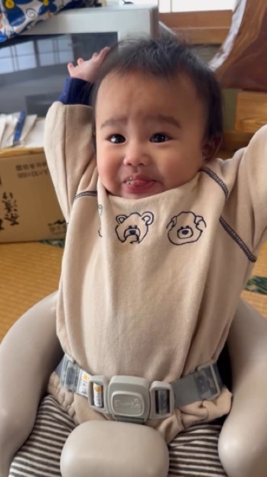 両手をあげる赤ちゃん