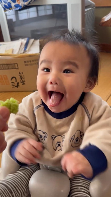 お口を「あーん」と開ける赤ちゃん