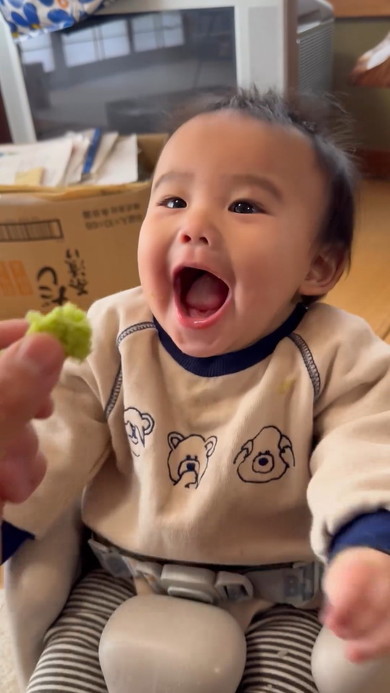 お口を「あーん」と開ける赤ちゃん