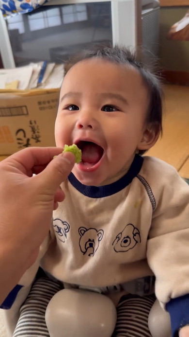 お口を「あーん」と開ける赤ちゃん