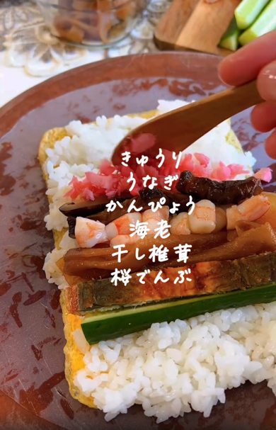 切っておいた具材を薄焼き卵の幅に合わせてのせていきます