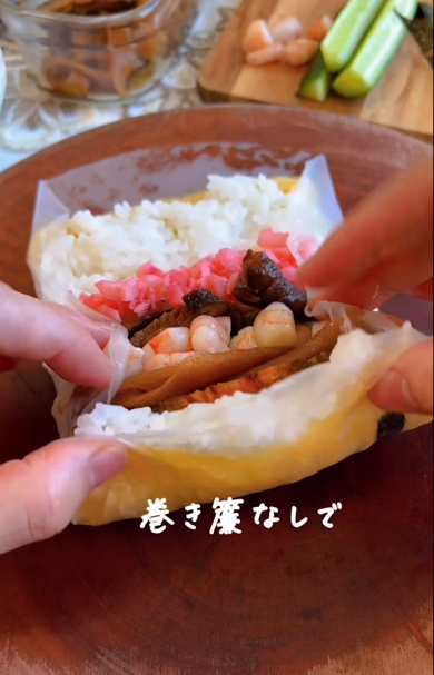 具材を押さえながら、手前からぐっと巻き込みます