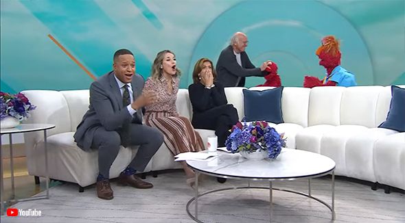 暴行を受けるエルモ