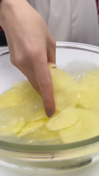 じゃがいもを水洗い