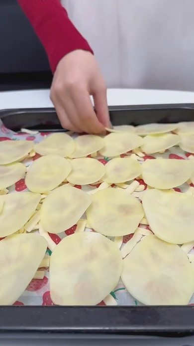 じゃがいもを鉄板に並べる