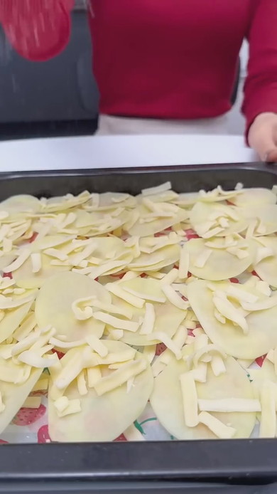 じゃがいもの上にチーズをまぶす