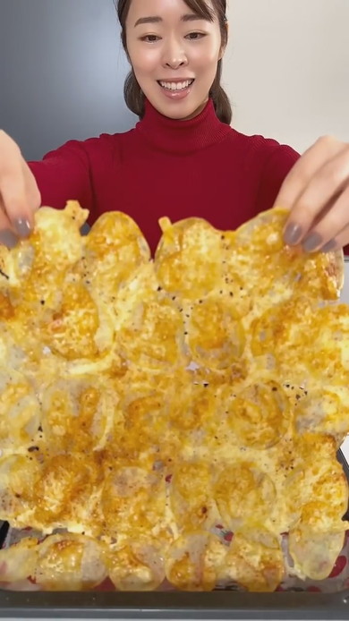 じゃがシートを持つ女性