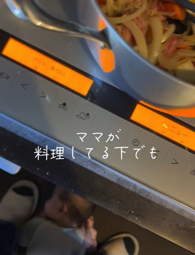 ママが料理をしている足元で眠る0歳児