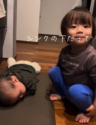 シンク下で眠る弟を発見した兄