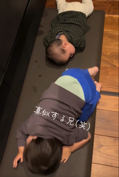 弟のまねをする兄