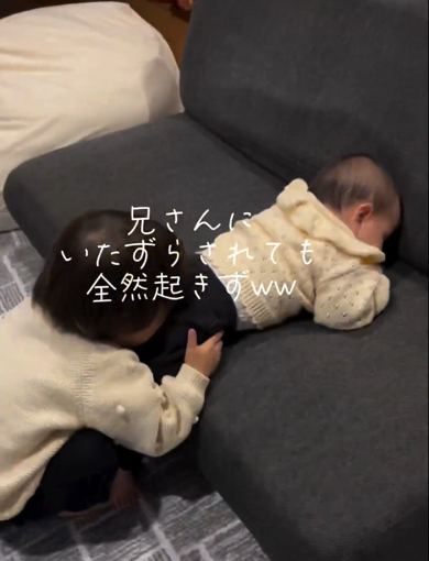 眠っている弟のお尻に顔を埋める兄