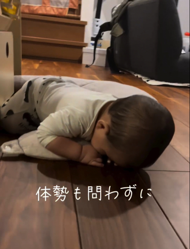 どんな体勢でも眠れる0歳児