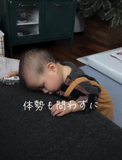 ソファにうつ伏した状態でも眠れる0歳児