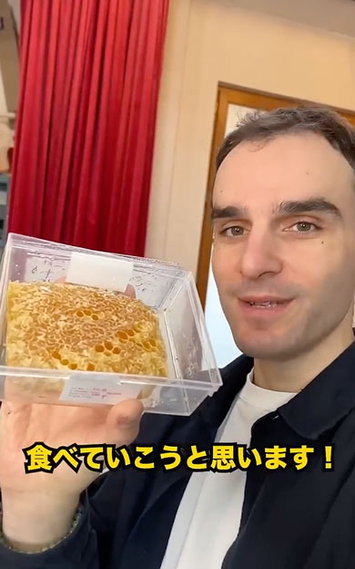 蜂の巣をそのまま食べるフランス人男性