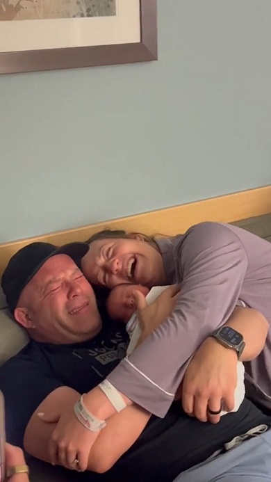 ウキウキで赤ちゃんと対面した父に名前を教えた瞬間