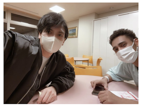 ネイボールをお見舞いするアレクサンダー