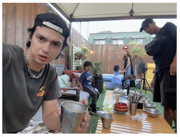 アレクサンダー家族のイベントに参加するネイボール