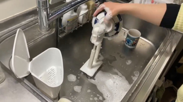 片手で皿洗いができる自助具