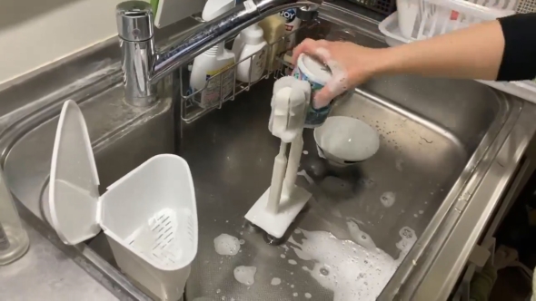 片手で皿洗いができる自助具