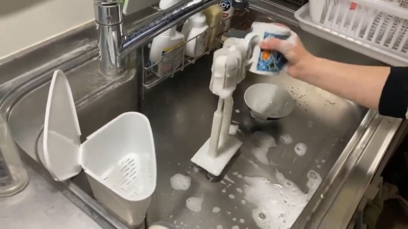 片手で皿洗いができる自助具