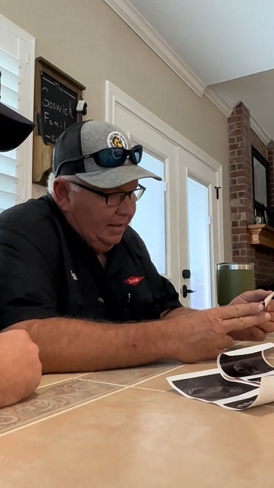 娘から三つ子を妊娠していると知らされた父親