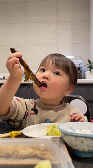 ホッケを皮まで食べるおりこうさん