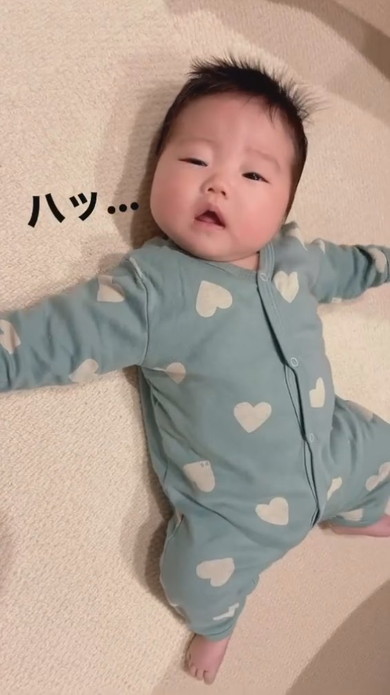 くしゃみをする赤ちゃん