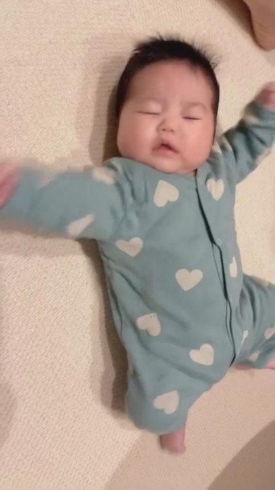 くしゃみをする赤ちゃん