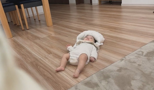 背ばいで進む赤ちゃんとウロチョロするワンコ