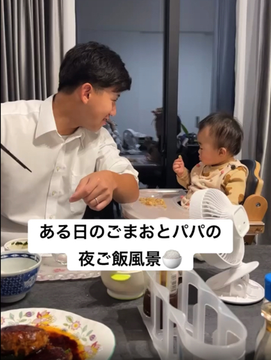 息子と一緒に夜ご飯を食べるパパ