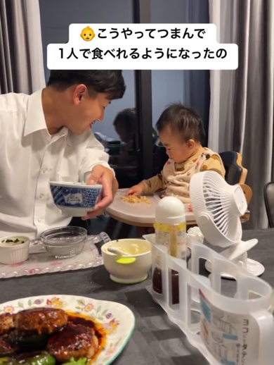 1人で食べられるようになったと報告する息子