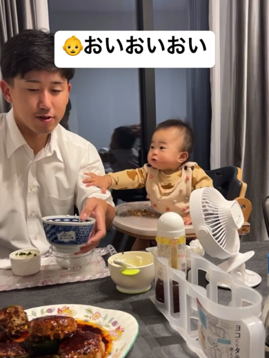 隙を見てご飯を食べようとすると息子に止められるパパ