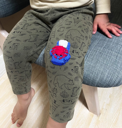 新幹線の座席に乗ったカニの刺しゅう