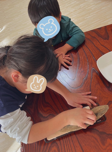 鰹節を削る子どもたち