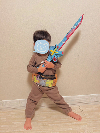 手作りおもちゃにご満悦な次男