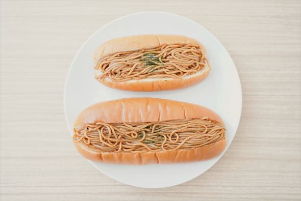 盛りすぎ！焼きそばパン