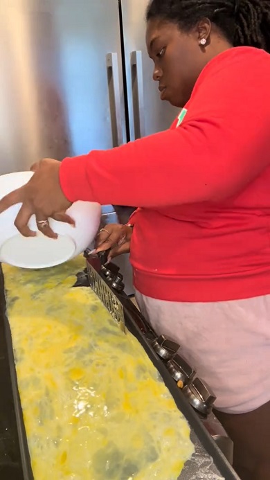 ボリュームがすさまじい朝食の支度を進める11人家族のママ