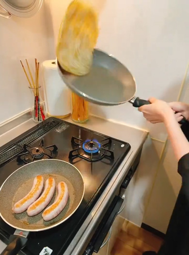 妻 フライパン ひっくり返したら 一回転 360度 返し方 夫婦