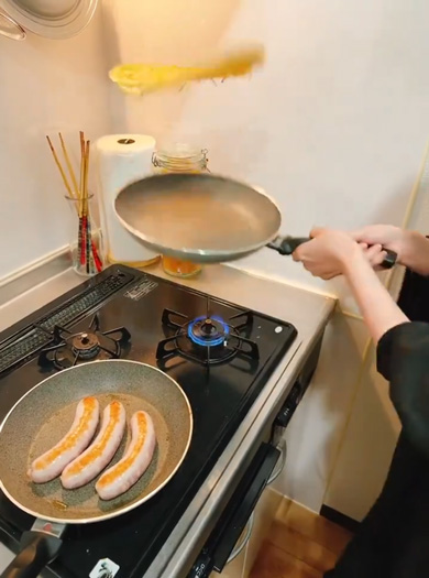 妻 フライパン ひっくり返したら 一回転 360度 返し方 夫婦