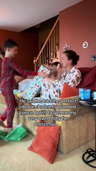 思い出の人形をクリスマスに息子からプレゼントしてもらい号泣するママ