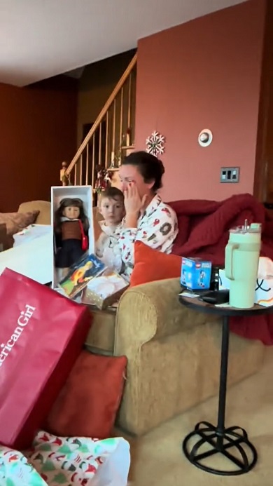 思い出の人形をクリスマスに息子からプレゼントしてもらい号泣するママ