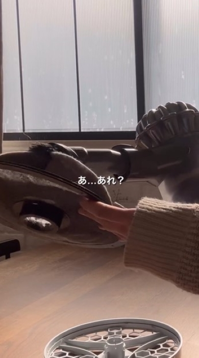 フィルターを持つ女性