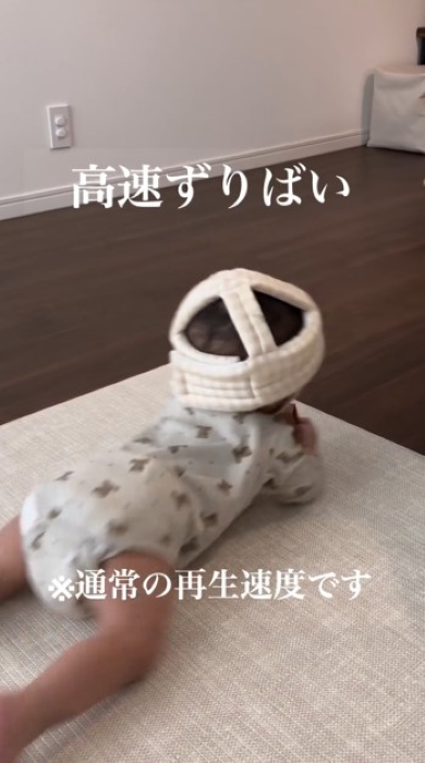 ずりばいをする赤ちゃん