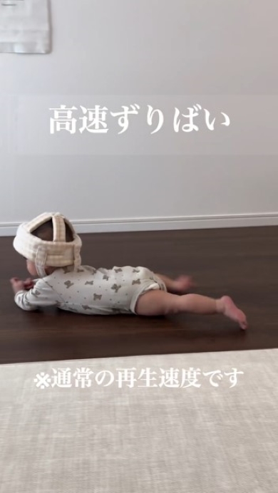 手足を動かす赤ちゃん
