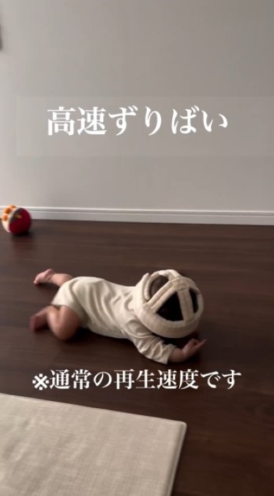 左から右へと移動する赤ちゃん