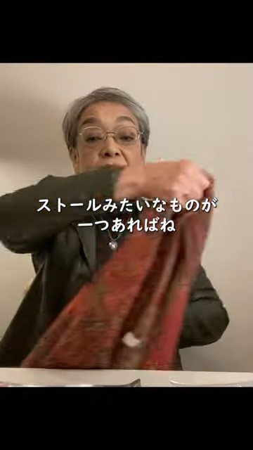 華やかなオレンジのストールを重ねます