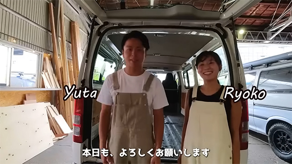 あいさつする男女